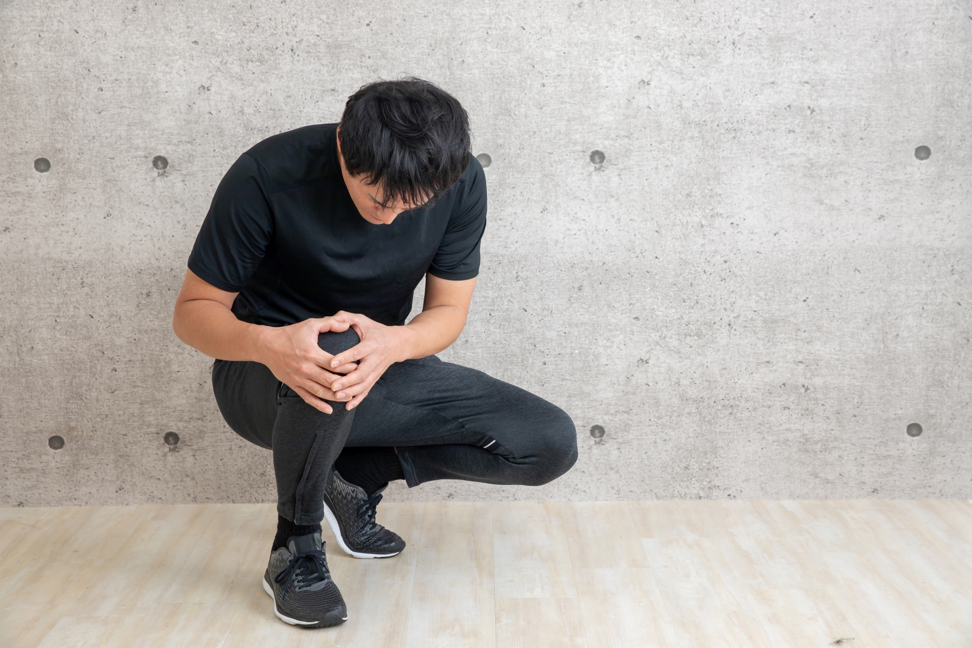 膝が痛い男性