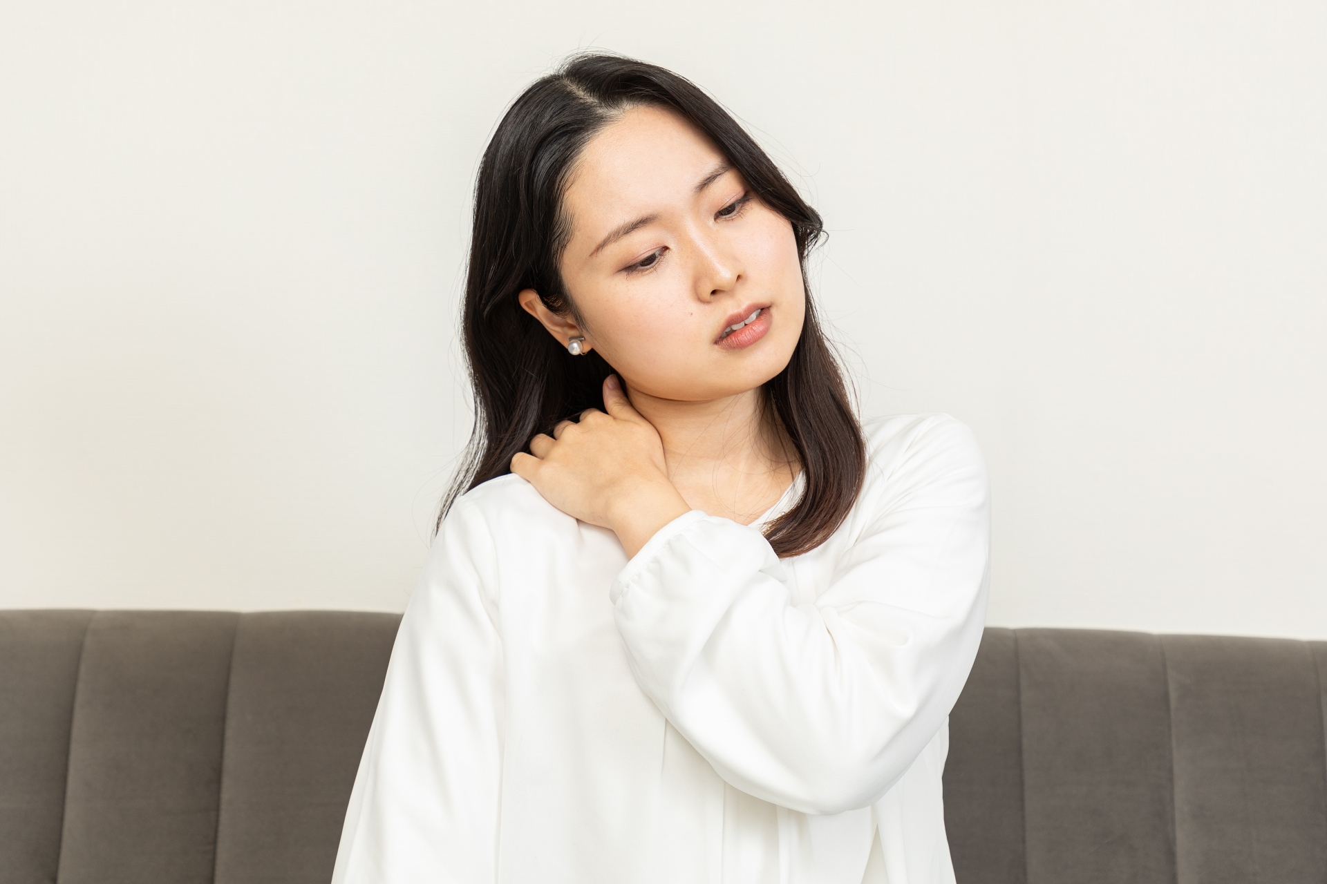 肩こりがつらい女性