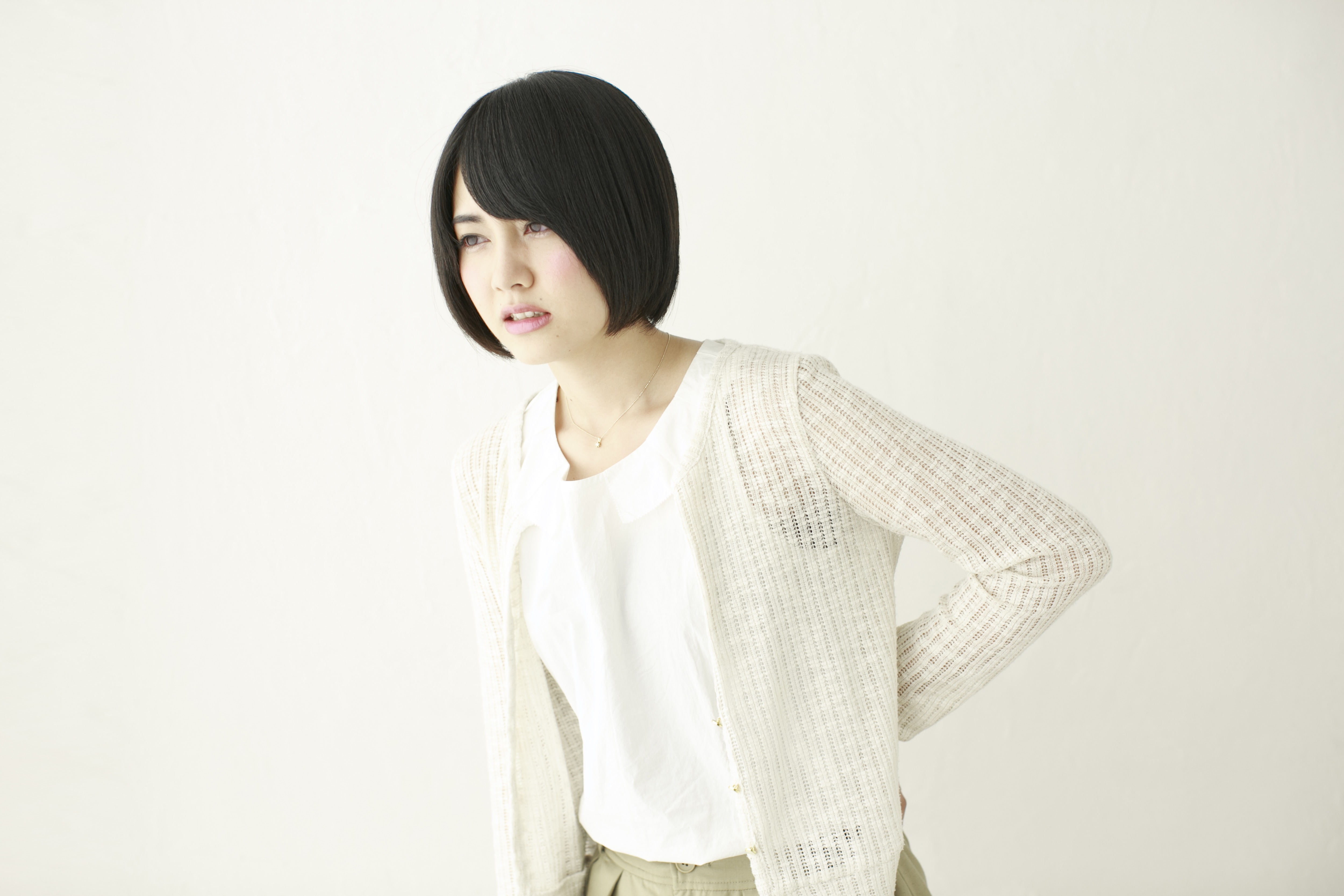 腰痛に悩む女性